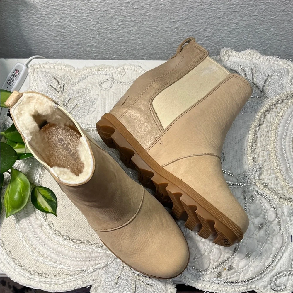 NWT Sorel ARCTIC™ WEDGE II CHELSEA LUX BOOT​ (Size 7)
